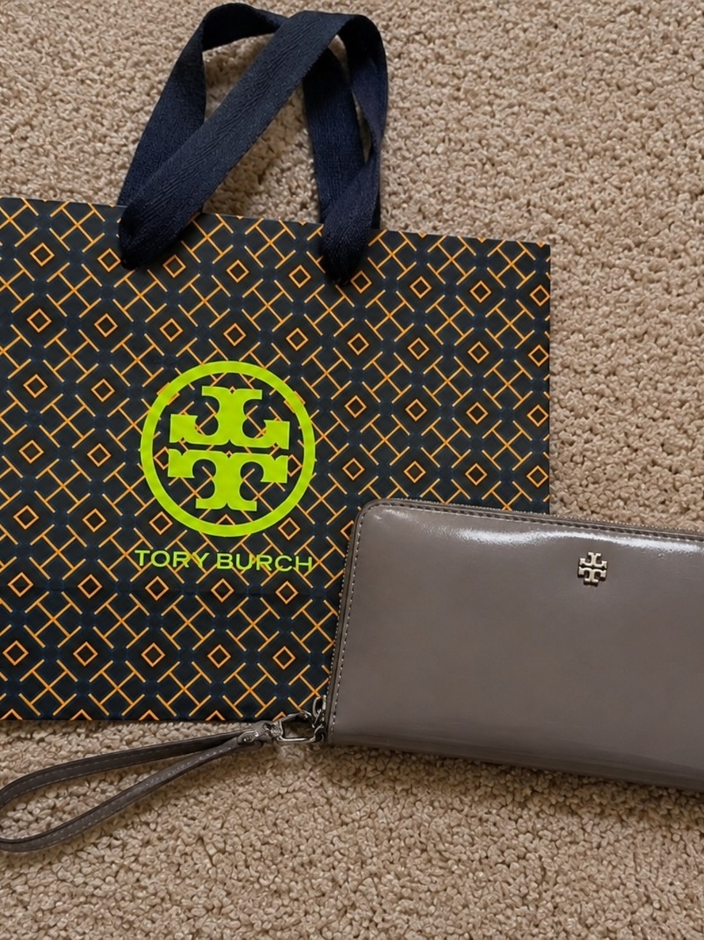 Tory Burch Gray Patent Wristlet Clutch With Tory Burch Shopping Bag